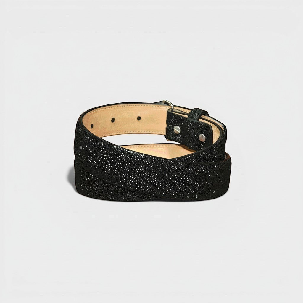 Cinturón vaquero VIARCI BELTS de piel de mantarraya negra con textura fina y acabado elegante de alta calidad.