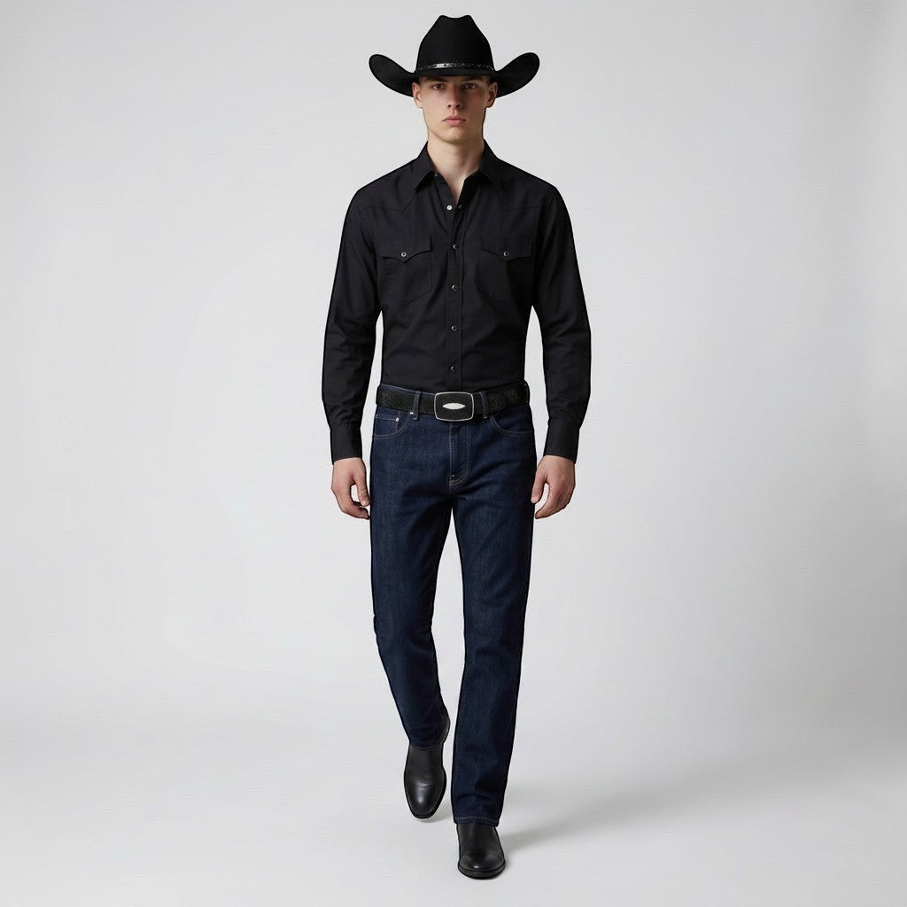 Modelo con cinturón VIARCI BELTS de piel de mantarraya negra con hebilla cuadrada y diamante, estilo vaquero elegante.
