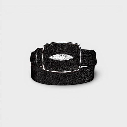 Cinturón VIARCI BELTS de piel de mantarraya negra con hebilla cuadrada metálica e incrustación de diamante central.