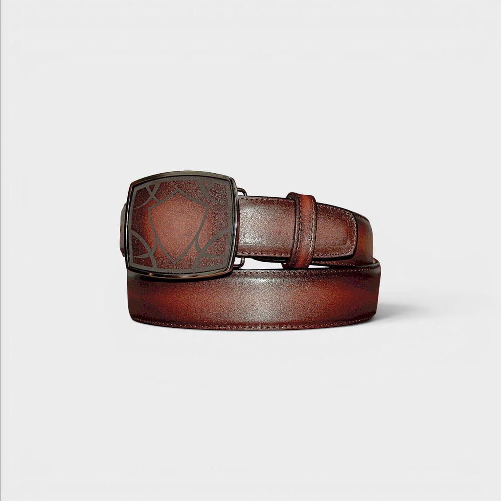 Cinturón VIARCI BELTS de piel marrón degradada con hebilla metálica grabada en forma de escudo.
