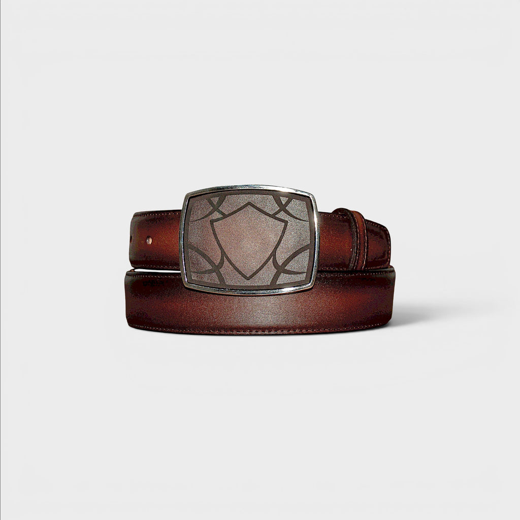 Cinturón VIARCI BELTS de piel marrón degradada con hebilla metálica rectangular y diseño de escudo grabado.
