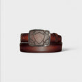 Cinturón VIARCI BELTS de piel marrón degradada con hebilla metálica rectangular y diseño de escudo grabado.