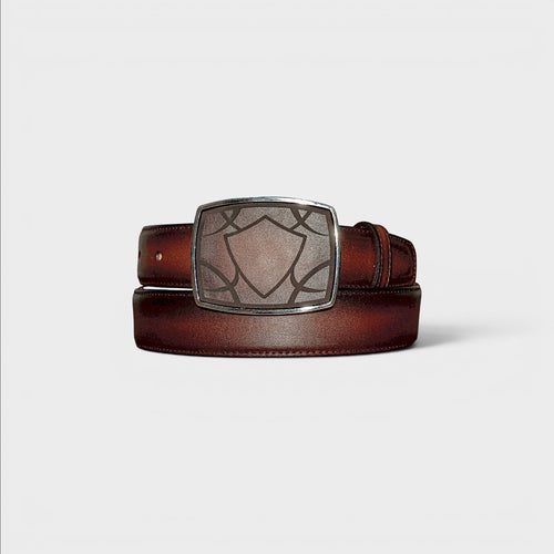 Cinturón VIARCI BELTS de piel marrón degradada con hebilla metálica rectangular y diseño de escudo grabado.