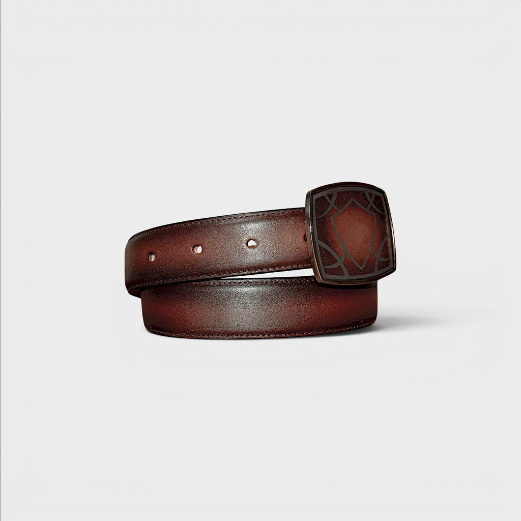 Cinturón VIARCI BELTS de piel marrón degradada con hebilla metálica de diseño geométrico en forma de escudo.