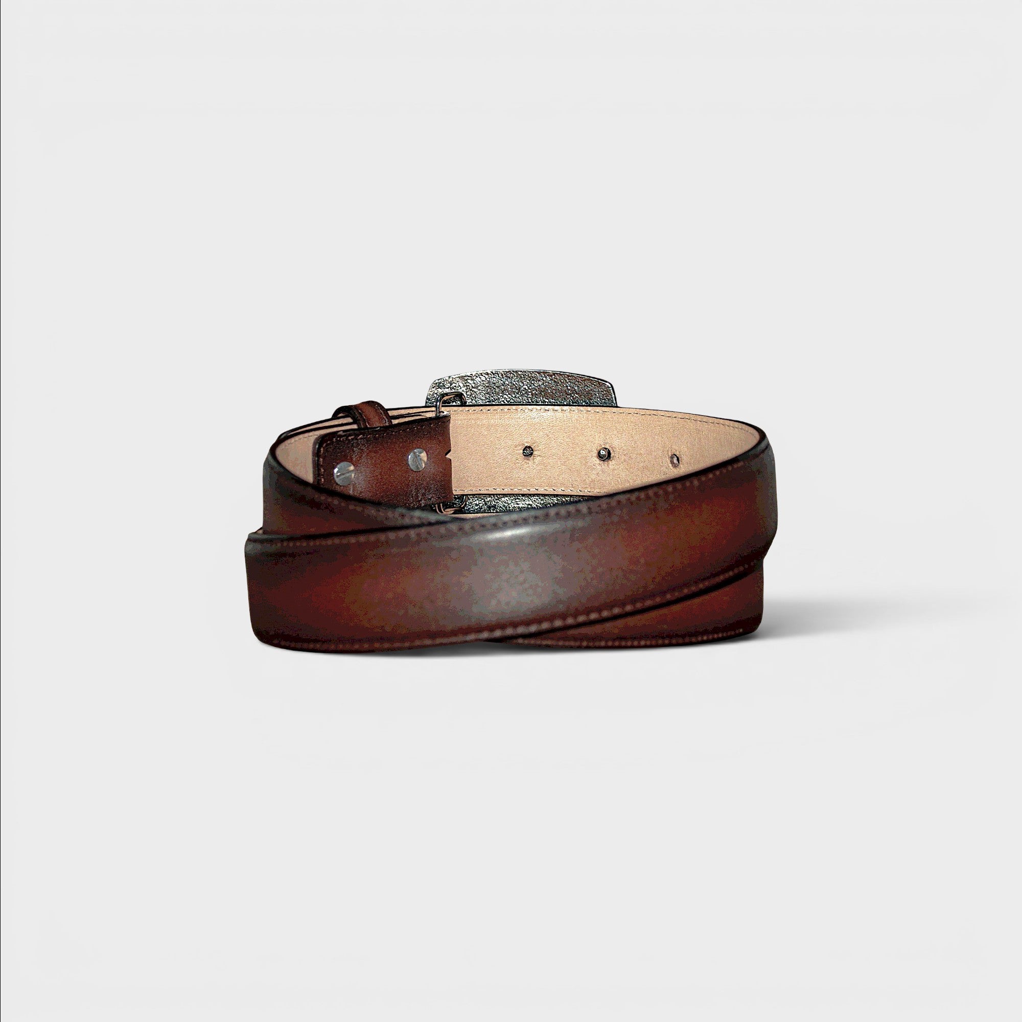 Cinturón VIARCI BELTS de piel marrón degradada con hebilla metálica grabada y forro interior de alta calidad.