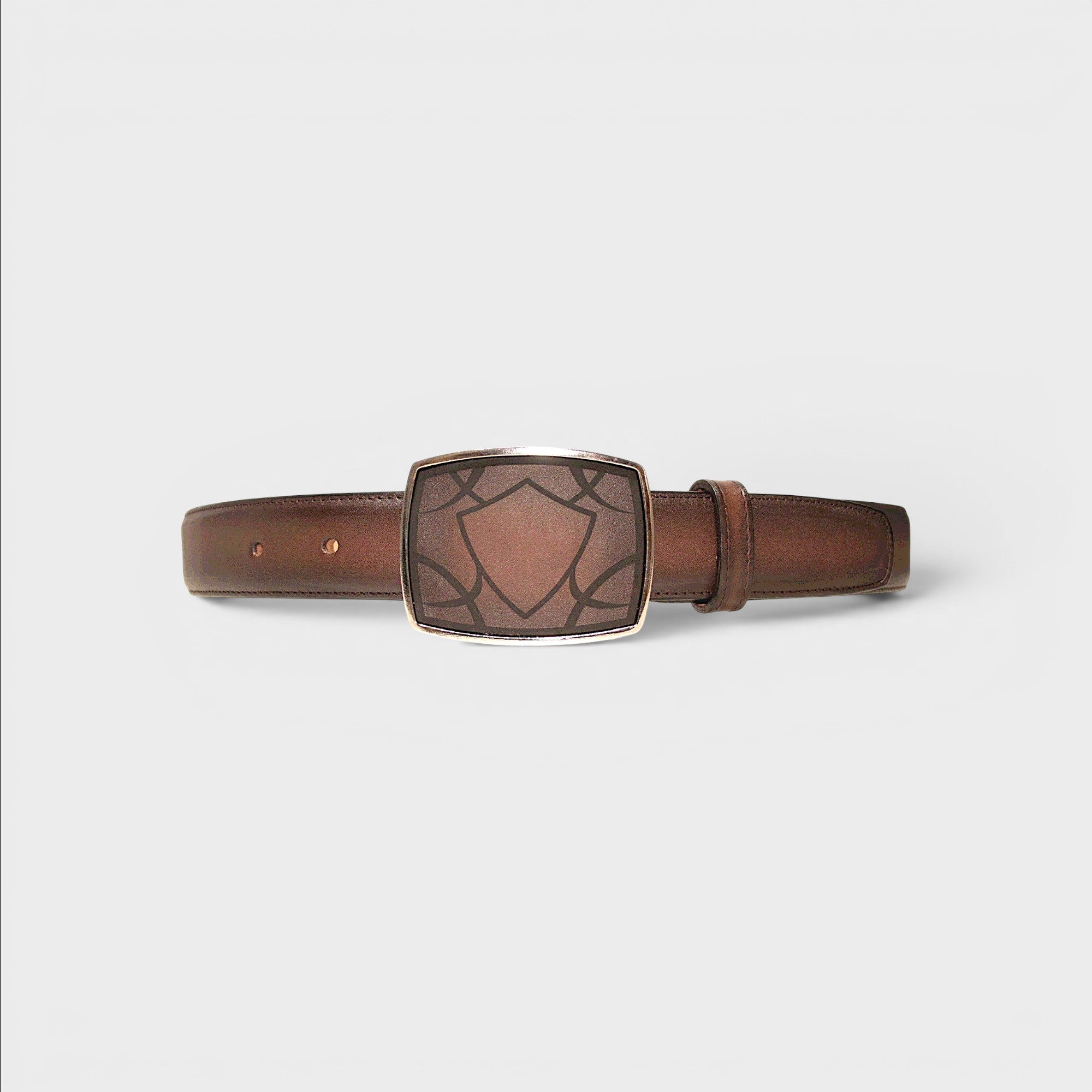 Cinturón VIARCI BELTS de piel marrón degradada con hebilla metálica rectangular y diseño de escudo grabado.
