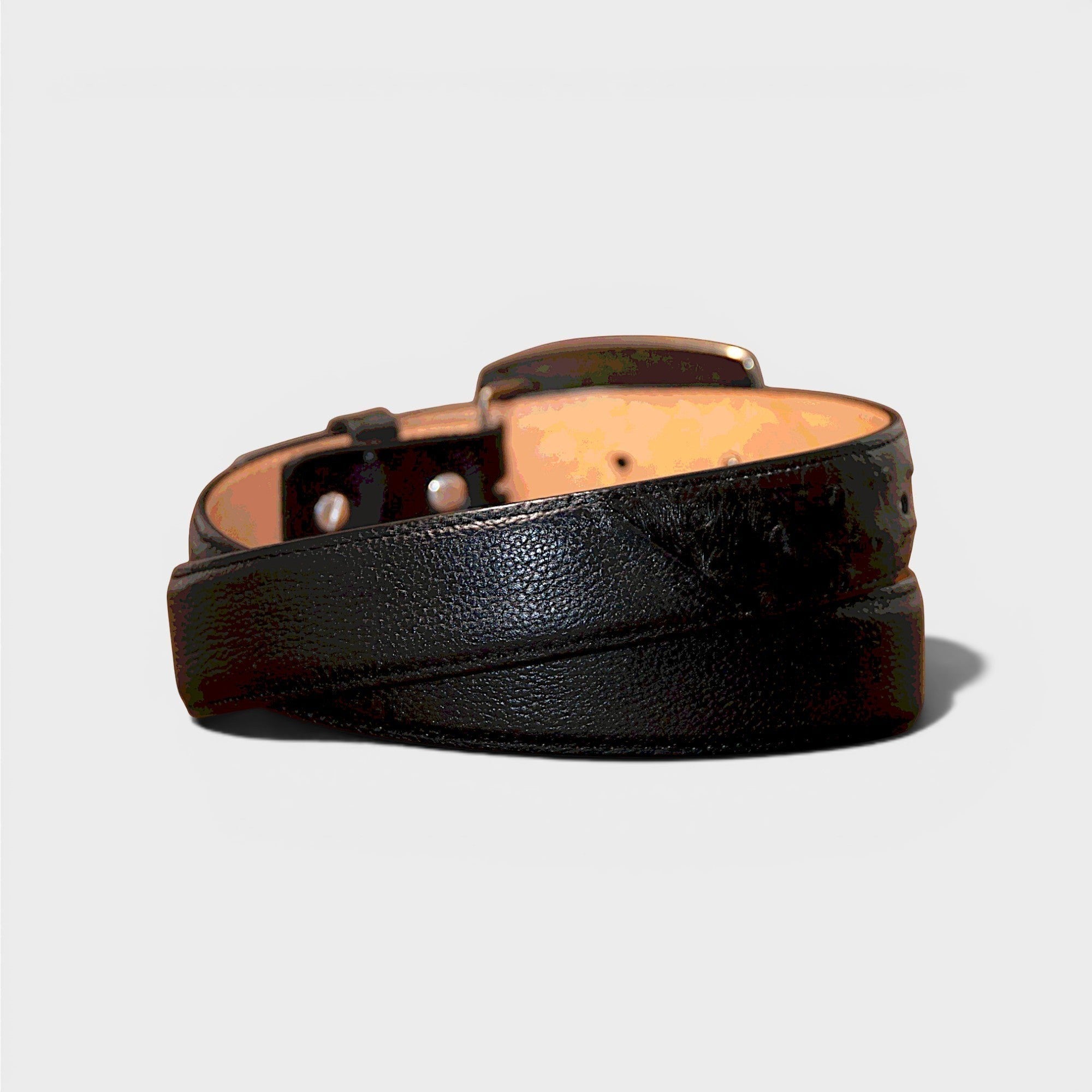 Cinturón VIARCI BELTS de piel negra con textura granulada y hebilla metálica elegante para caballero
